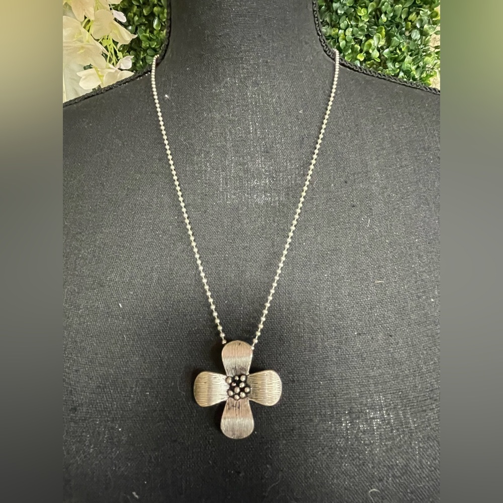 Metal Flower Pendant Necklace